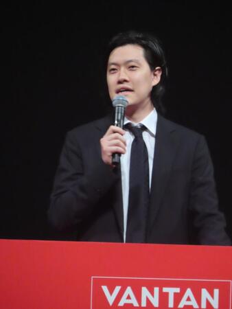 入学式にサプライズゲストとして出席した粗品