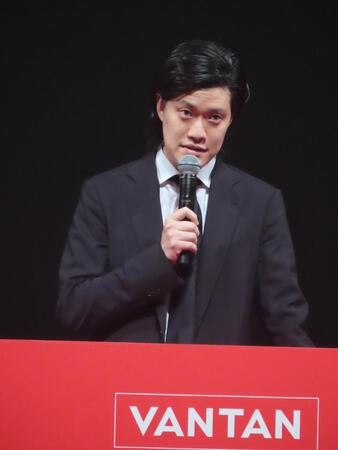 入学式にサプライズゲストとして出席した粗品