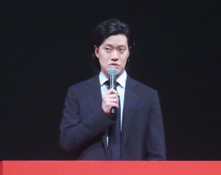 入学式にサプライズゲストとして出席した粗品