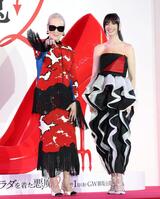 ６日の映画「プラダを着た悪魔２」来日スペシャルイベントに登場したメリル・ストリープ（左）とアン・ハサウェイ（撮影・伊藤笙子）