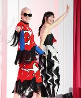 ６日の映画「プラダを着た悪魔２」来日スペシャルイベントに登場したメリル・ストリープ（左）とアン・ハサウェイ（撮影・伊藤笙子）