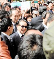 いいとも最終回の前にファンに囲まれながらスタジオアルタに入るタモリ＝２０１４年３月３１日