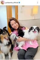 「心おどる犬ワールド」に登場する犬たちと。三田友梨佳のインスタグラム＠ｙｕｒｉｋａｍｉｔａ＿ｏｆｆｉｃｉａｌ（４月５日付）より