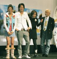 試写会に出席した山田優、小栗旬、清水ミチコ、マイク真木（左から）＝２００７年