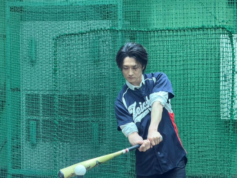 真剣な表情でスイングを確認する真田ナオキ