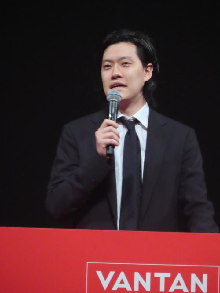 入学式にサプライズゲストとして出席した粗品