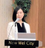 会見の司会を務めた加藤守氏の妻・ゆいさん