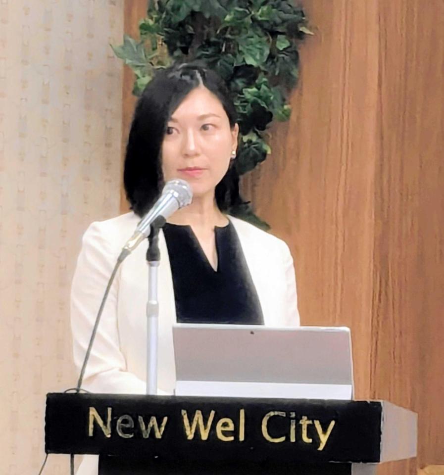 会見の司会を務めた加藤守氏の妻・ゆいさん