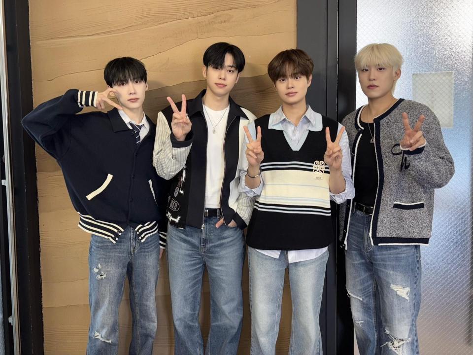 ＡＢ６ＩＸの公式Ｘ＠ＡＢ６ＩＸより（左から）ジョンウン、キム・ドンヒョン、イ・デフィ、パク・ウジン