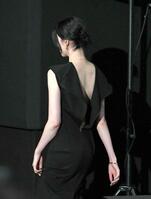 降壇する三吉彩花＝２４年１１月