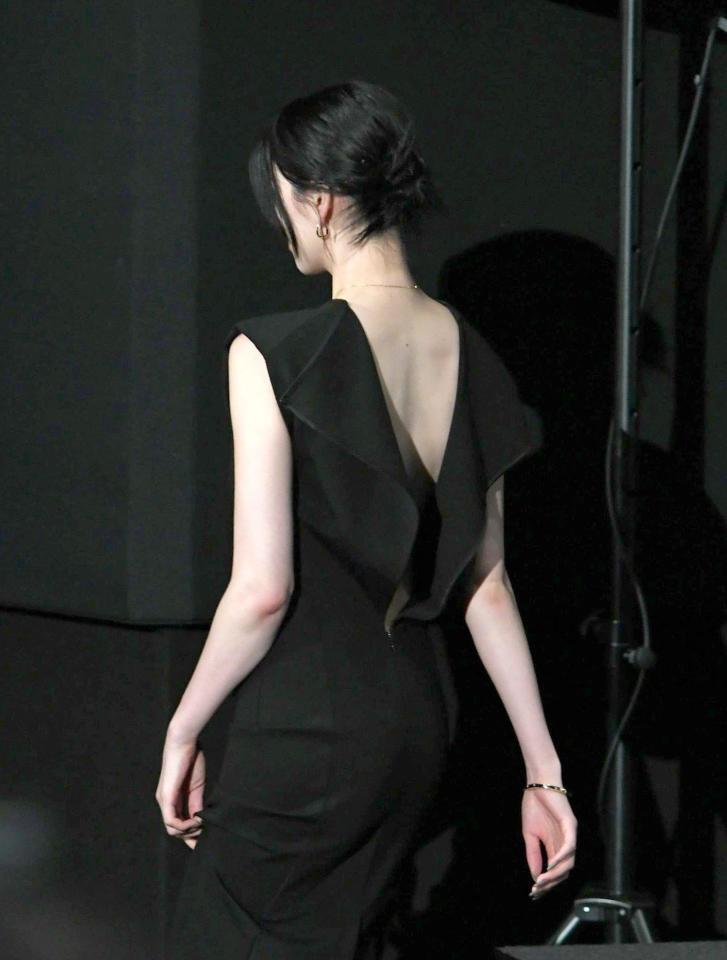 降壇する三吉彩花＝２４年１１月