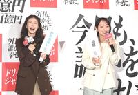 今田美桜（左）と吉岡里帆＝１日