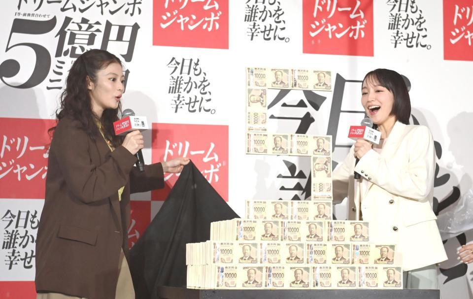 今田美桜（左）と吉岡里帆＝１日
