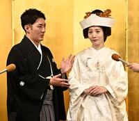 挙式を行い会見に応じる新郎の中村橋之助（右）と新婦の能條愛未＝ホテルニューオータニ（撮影・持木克友）