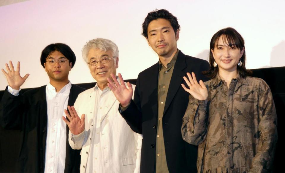 舞台あいさつに登場した（左から）坂西未郁監督、イッセー尾形、柄本佑、香椎由宇