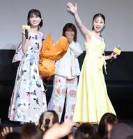 笑顔で降壇する橋本環奈（右）と山下美月＝ザ・ガーデンホール（撮影・金田祐二）