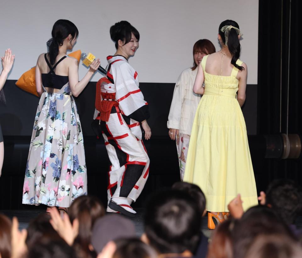 山下美月（左）と橋本環奈＝ザ・ガーデンホール（撮影・金田祐二）