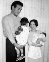 生まれたばかりの長女を抱く高田みづえと、長男を抱く若嶋津＝１９８９年１月