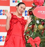 イベントで輝く笑顔でポーズをとる飯豊まりえ＝２０２５年１２月撮影