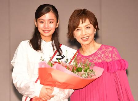グランプリに輝いた（左から）田淵結真さんと初代グランプリの榊原郁恵（撮影・千葉大輝）