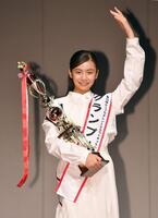 得意のダンスポーズをする田淵結真さん（撮影・千葉大輝）