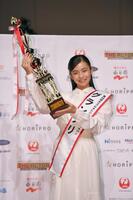 トロフィーを掲げる田淵結真さん（撮影・千葉大輝）