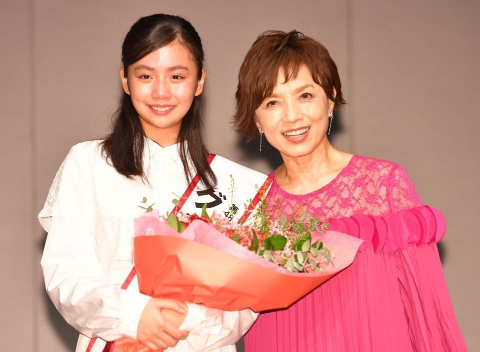 グランプリに輝いた（左から）田淵結真さんと初代グランプリの榊原郁恵（撮影・千葉大輝）