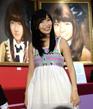 　１位経験者の前田敦子（左）と大島優子（右）の絵を背に笑顔の指原莉乃＝東京・秋葉原のＡＫＢ４８選抜総選挙ミュージアム（撮影・北野将市）