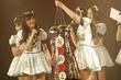 　総選挙１位を祝福するくす玉が割られ笑顔の指原莉乃（左）＝福岡市のＨＫＴ４８劇場