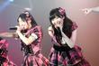 地元・福岡で総選挙１位の“凱旋公演”を行った指原莉乃（右）＝福岡市のＨＫＴ48劇場