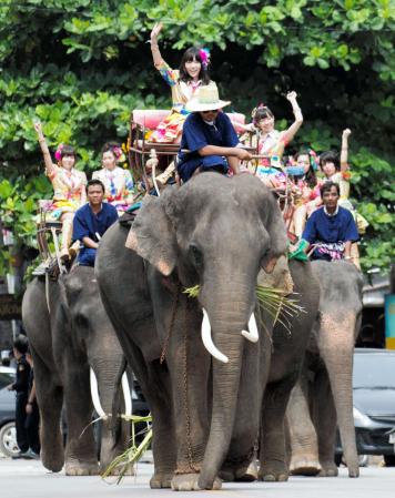 　ＭＶ撮影で象に乗ってタイの町を行進した松井珠理奈（中央）らＳＫＥ４８のメンバー