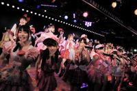 メンバー86人で「恋するフォーチュンクッキー」を躍る=東京・AKB48劇場