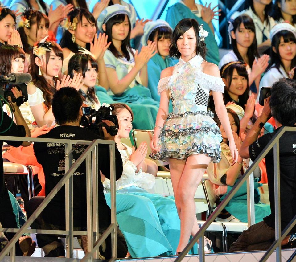 　６位になり、メンバーの拍手の中をステージに向かう松井珠理奈