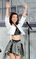 　「前しか向かねぇ」を歌い終え、ファンに手を振る大島優子