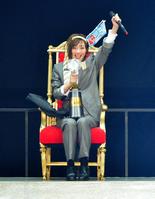 椅子に座り、大きく声を上げる田名部生来＝神戸ワールド記念ホール（撮影・西岡正）