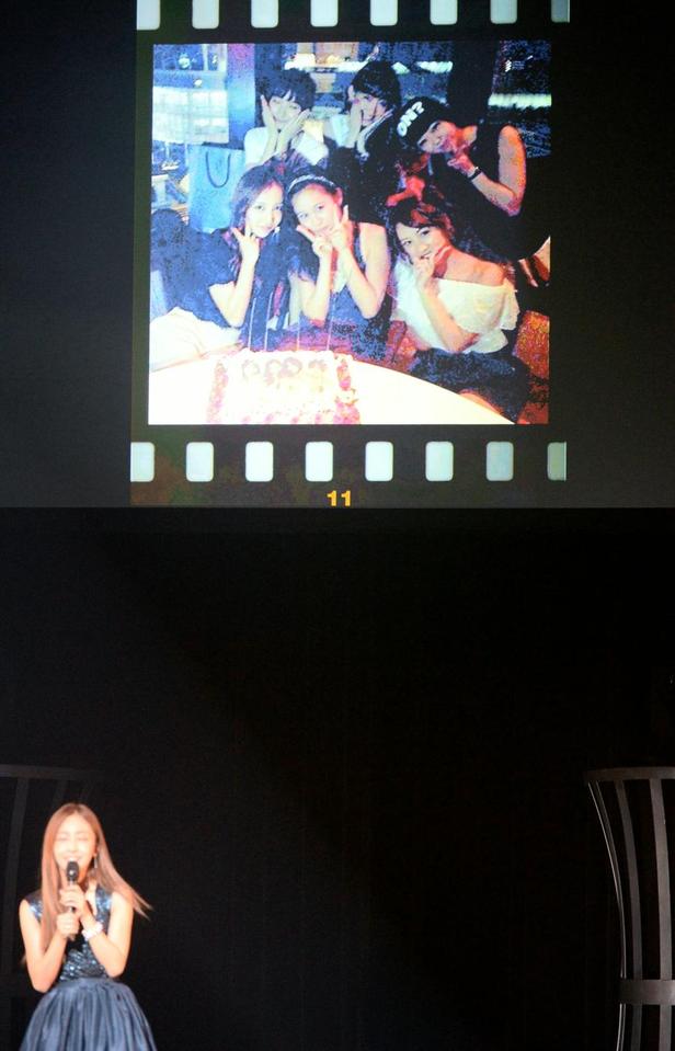 イベントのライブＭＣで、お気に入りの写真を披露する板野友美（左下）＝東京・新木場ＳＴＵＤＩＯ　ＣＯＡＳＴ（撮影・開出　牧）