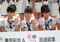 「ポニーテールとシュシュ」発売記念イベントを開催した（左から）前田敦子、大島優子、高橋みなみ＝１０年６月１３日、東京・稲城市のよみうりランド