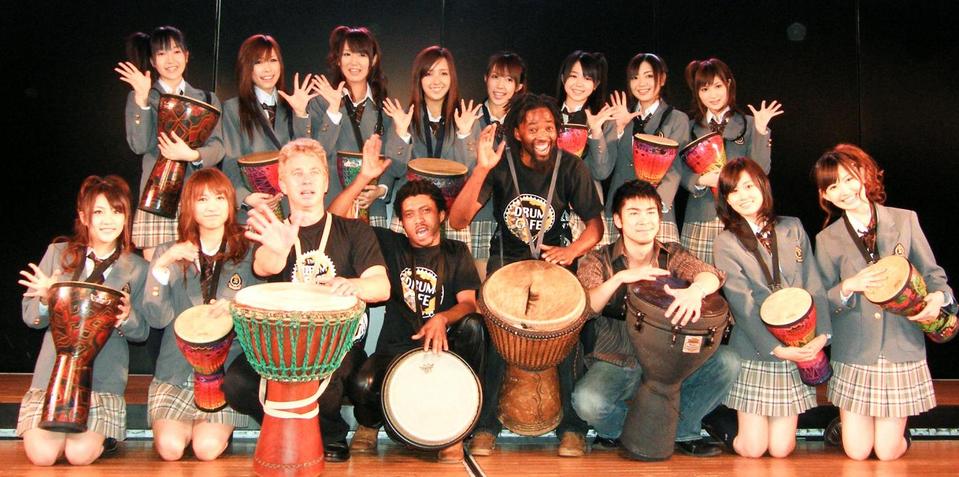 「ドラムストック」のメンバー（中央の４人）と共演したＡＫＢ４８＝０８年５月２０日、東京・秋葉原のＡＫＢ４８劇場
