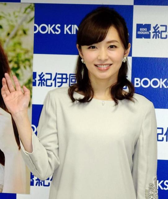 初のフォトエッセイを発売した伊藤綾子=東京・新宿
