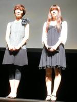 舞台あいさつした(左から)中井貴惠、小松美咲=東京・銀座ブロッサム