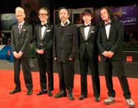 ベネチア国際映画祭の上映会場前に登場した、「野火」の塚本晋也監督(中央)、リリー・フランキー(左から2人目)、中村達也(右端)ら=2日(共同)