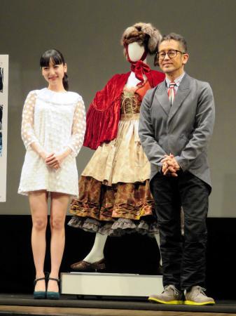 　当時の役衣装の前でトークショーを行った神田沙也加（左）と宮本亜門氏＝東京・有楽町