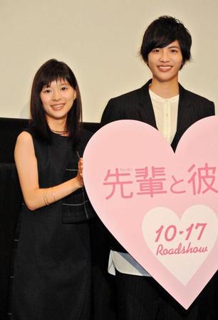 　上映会に登場した志尊淳（右）と芳根京子