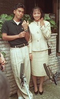 １９９０年６月３日、長谷部徹さん（左）との婚約を発表した甲斐智枝美さん