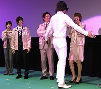 篠田麻里子（奥右端）に抱きつく“セクスィ～部長”こと沢村一樹（手前）