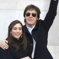 オノ・ヨーコに当時「うんざり」していたと明かしたポール・マッカートニー(右)