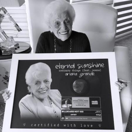 アリアナ・グランデ、全米シングルチャート入りした世界最高齢の人になった祖母の功績を称賛