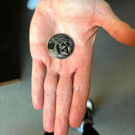 　サポートグループから贈られた１６年を記念するコインを手に自らを祝福したエミネム