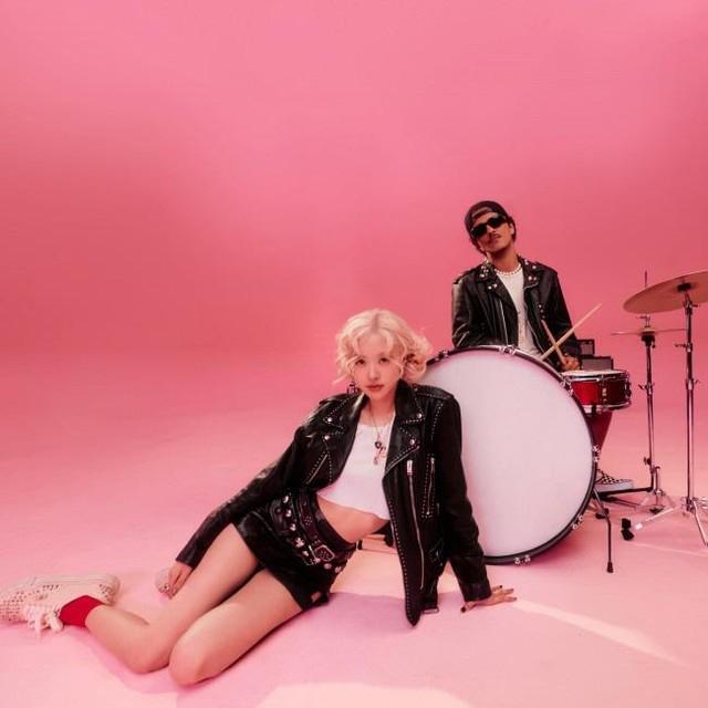 ＢＬＡＣＫＰＩＮＫのロゼ（手前）とブルーノ・マーズ