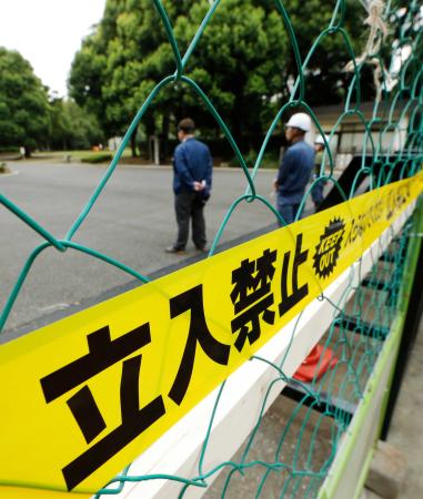 　大半が封鎖され、立ち入り禁止のテープが張られた東京・代々木公園の門
